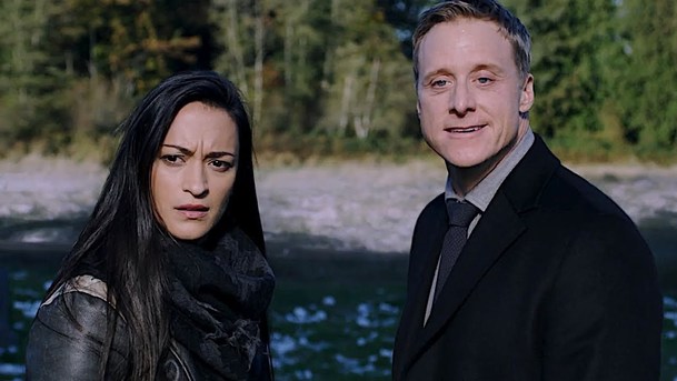 Resident Alien: Alan Tudyk je mimozemšťan v přestrojení, mrkněte na trailer | Fandíme serialům