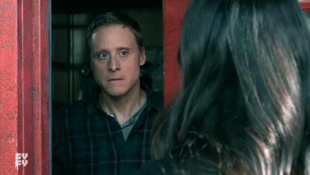 Resident Alien: Alan Tudyk je mimozemšťan v přestrojení, mrkněte na trailer | Fandíme serialům