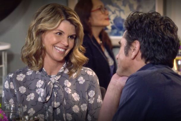 Seriálová herečka Lori Loughlin byla propuštěna z vězení | Fandíme serialům