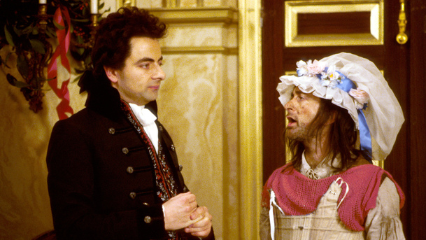 Rowan Atkinson dává naději na vzkříšení legendární Černé zmije | Fandíme serialům