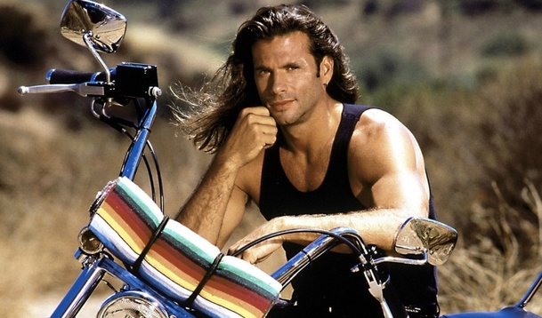 Pátrací eso a seriálový Odpadlík Lorenzo Lamas je pořád ve formě a vyměnil bouchačku a motorku za vrtulník | Fandíme serialům