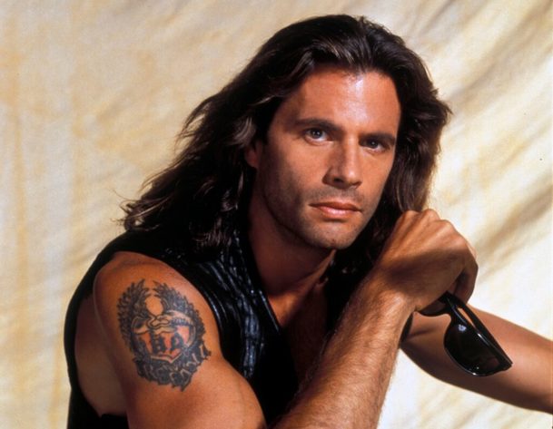 Pátrací eso a seriálový Odpadlík Lorenzo Lamas je pořád ve formě a vyměnil bouchačku a motorku za vrtulník | Fandíme serialům