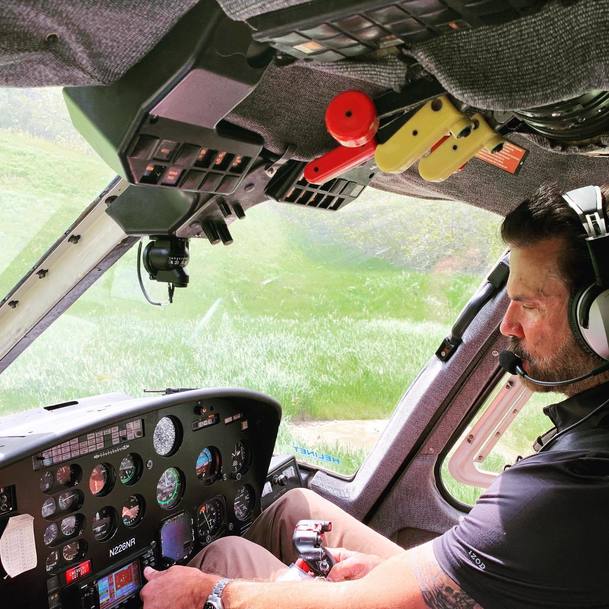 Pátrací eso a seriálový Odpadlík Lorenzo Lamas je pořád ve formě a vyměnil bouchačku a motorku za vrtulník | Fandíme serialům