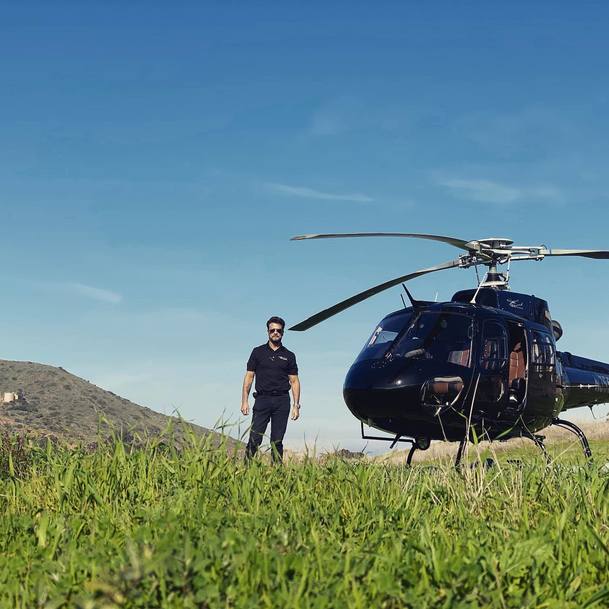 Pátrací eso a seriálový Odpadlík Lorenzo Lamas je pořád ve formě a vyměnil bouchačku a motorku za vrtulník | Fandíme serialům