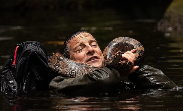 Poprask na Safari: Bear Grylls v interativním filmu od Netflixu. | Fandíme serialům