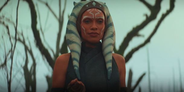 The Mandalorian: Video ukazuje transformaci Rosario Dawson do podoby Ahsoky Tano | Fandíme serialům