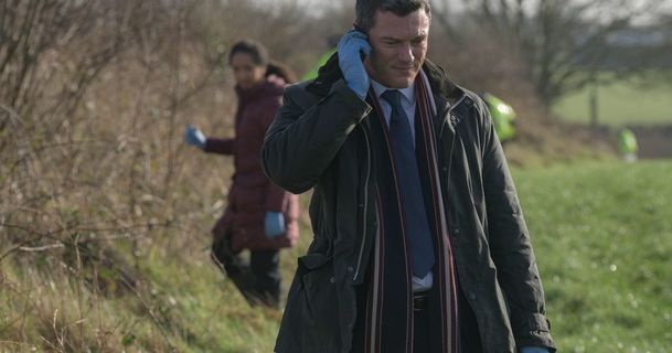 The Pembrokeshire Murders: Luke Evans jde po krku sériovému vrahovi | Fandíme serialům