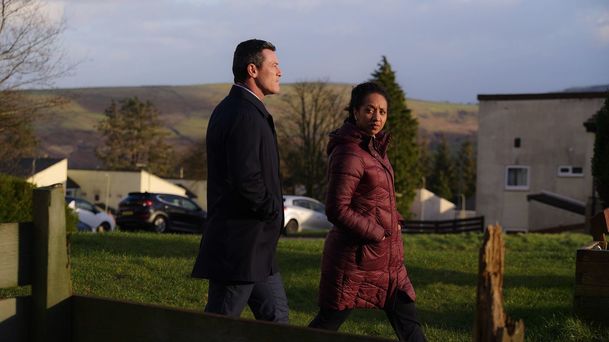 The Pembrokeshire Murders: Luke Evans jde po krku sériovému vrahovi | Fandíme serialům