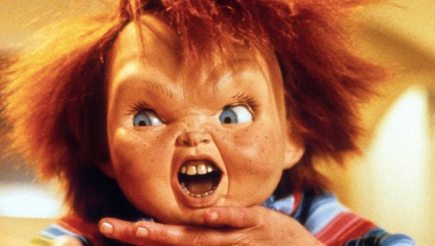 Chucky: Teaser odhaluje, jak  se vyrábí vraždící panenka | Fandíme serialům