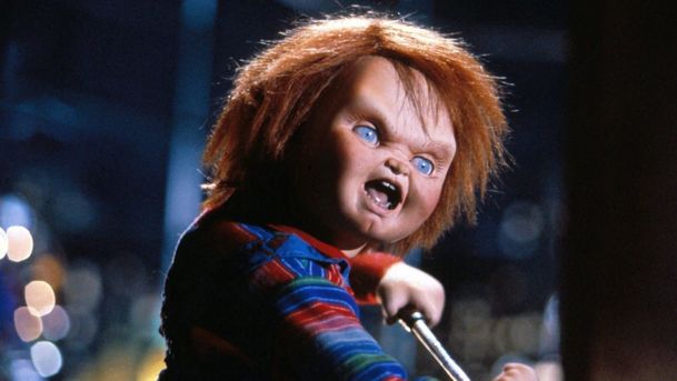 Chucky: Teaser odhaluje, jak  se vyrábí vraždící panenka | Fandíme serialům