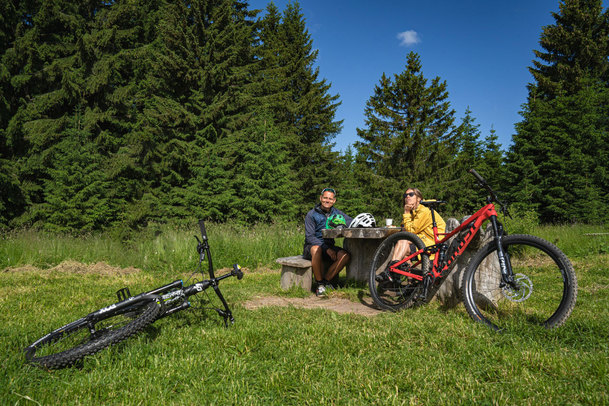 Českem nejen za sportem: Pěší turistika a horská kola s Evou Samkovou a Tomášem Krausem | Fandíme serialům