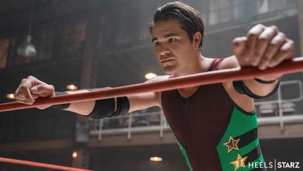 Heels: První upoutávka na wrestlingové drama s hvězdami seriálů Arrow a Vikingové | Fandíme serialům