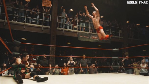 Heels: První upoutávka na wrestlingové drama s hvězdami seriálů Arrow a Vikingové | Fandíme serialům