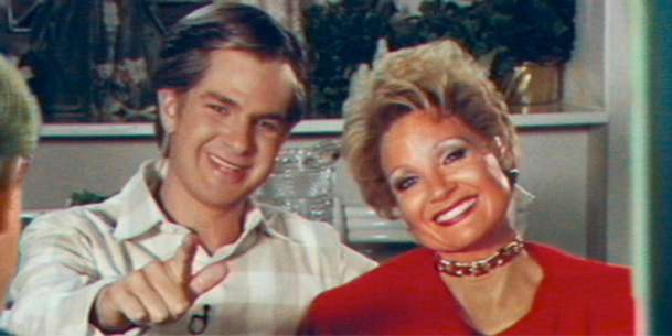 Tammy Faye: Představitel Spider-Mana k nepoznání jako hrabivý kněz | Fandíme filmu