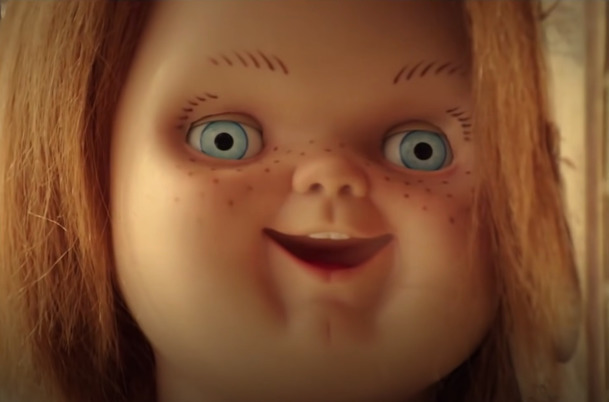 Chucky: Plnohodnotný trailer láká na výživné vraždění a středoškolské prostředí | Fandíme serialům