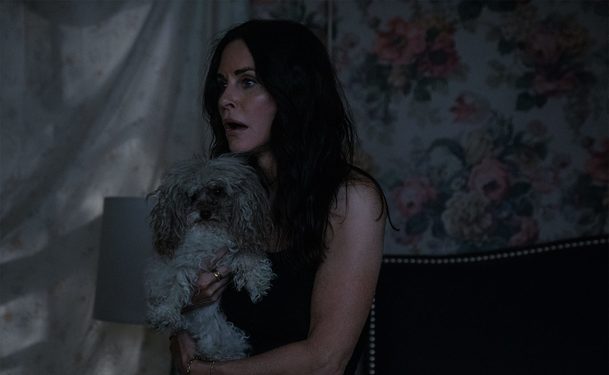 Shining Vale: Courteney Cox píše sprosté romány v domě, kde straší | Fandíme serialům