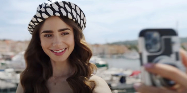 Emily in Paris: Lily Collins vyrazila na dovolenou v první upoutávce ke druhé řadě | Fandíme serialům