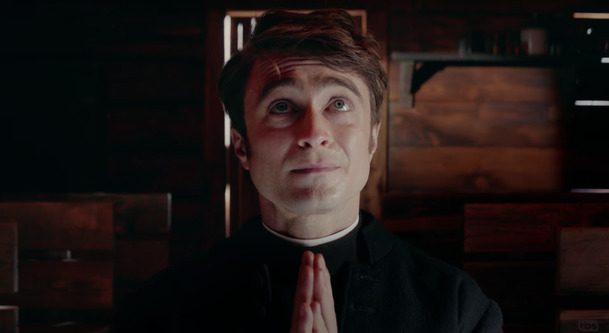 Miracle Workers: Daniel Radcliffe se vrátí ve čtvrté řadě antologické komedie | Fandíme serialům