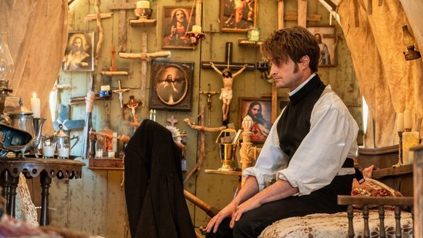 Miracle Workers: Daniel Radcliffe se vrátí ve čtvrté řadě antologické komedie | Fandíme serialům