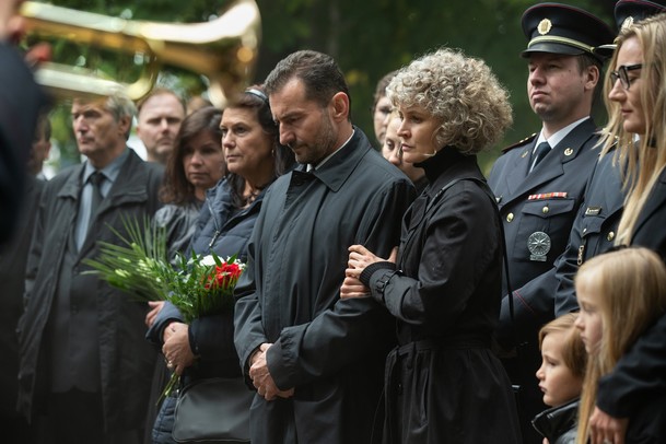 Vražedné stíny: Vetchý a Finger si zahráli policejní parťáky v nové krimi z dílny ČT | Fandíme serialům