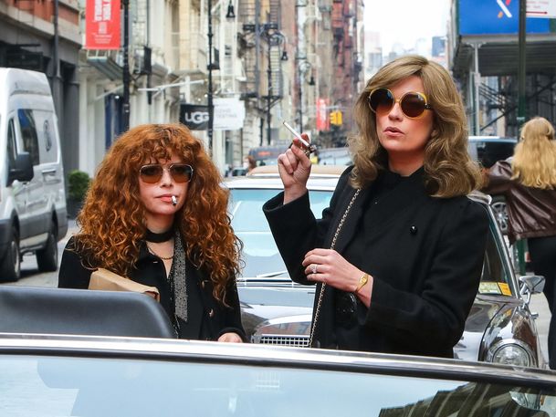 Ruská panenka 2: Natasha Lyonne opět bloudí mimo realitu, přinášíme první upoutávku | Fandíme serialům