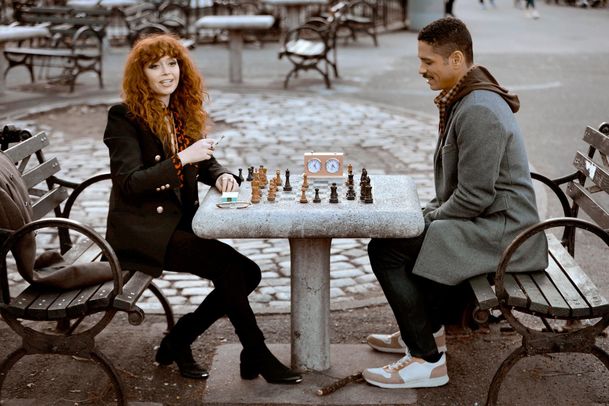 Ruská panenka 2: Natasha Lyonne opět bloudí mimo realitu, přinášíme první upoutávku | Fandíme serialům