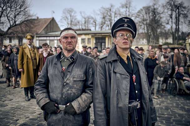 Blood & Gold: Netflix zveřejnil trailer pro v Česku natáčenou válečnou komedii | Fandíme filmu