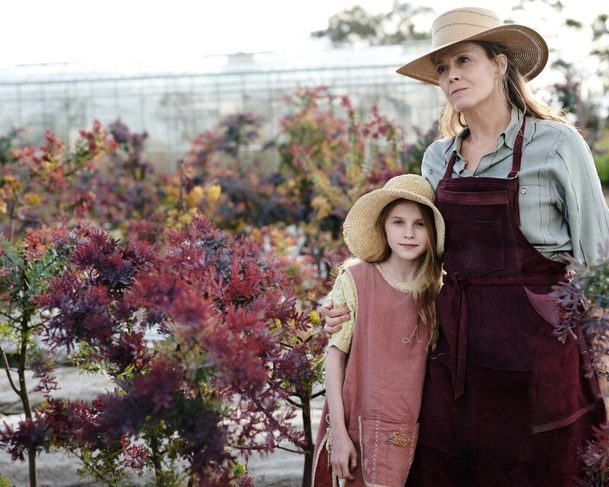 Ztracené květiny Alice Hartové: Kolem Sigourney Weaver se rozplétají dávná rodinná tajemství | Fandíme serialům