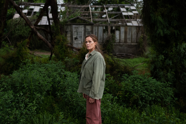 Ztracené květiny Alice Hartové: Kolem Sigourney Weaver se rozplétají dávná rodinná tajemství | Fandíme serialům