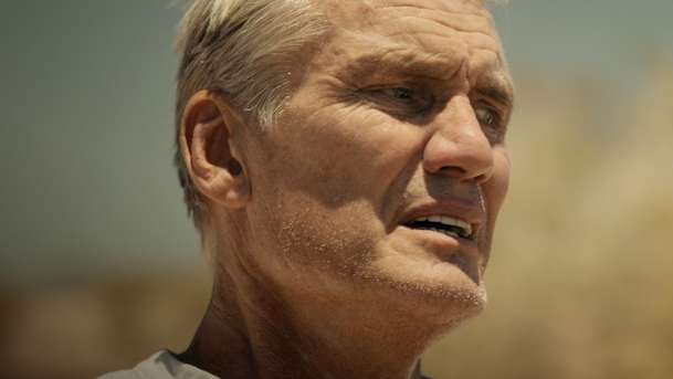 Wanted Man: Dolph Lundgren chrání svědkyni před zkorumpovanými agenty | Fandíme filmu