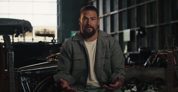 Na cestách: Jason Momoa se poflakuje na HBO | Fandíme serialům