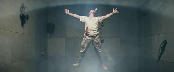 The Abandon: Voják řeší, jak se dostat z tajuplné kostky bez otvorů | Fandíme filmu