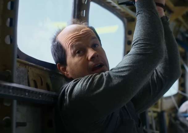 Flight Risk: Mark Wahlberg je v traileru s pleší k nepoznání | Fandíme filmu