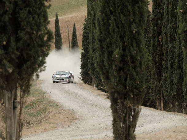 Závod o slávu: Audi a Lancia žhaví gumy v našich kinech | Fandíme filmu