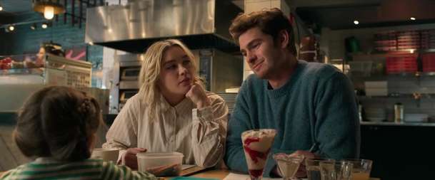 We Live in Time: Andrew Garfield a Florence Pugh ve vřelé romanci | Fandíme filmu