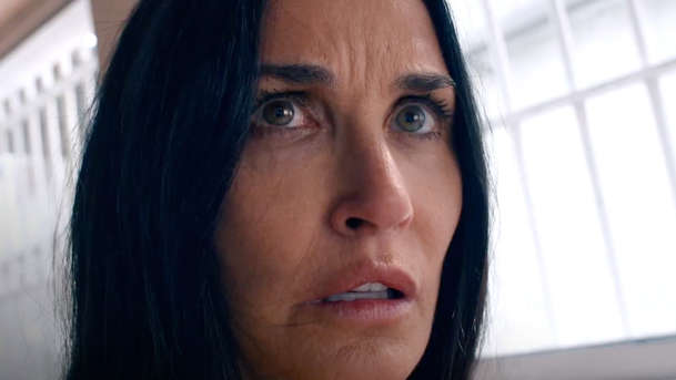 Substance: Demi Moore svléká své starší já v novém traileru | Fandíme filmu