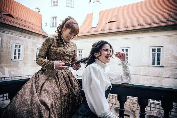 Dcera národa: Česká historická série se chlubí moderním kabátkem | Fandíme serialům